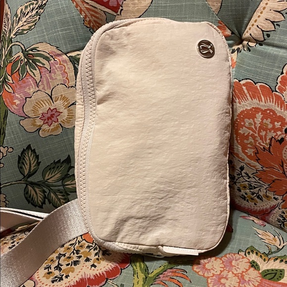 Lululemon Athletica Cream Bag NWOT - Picture 1 of 8